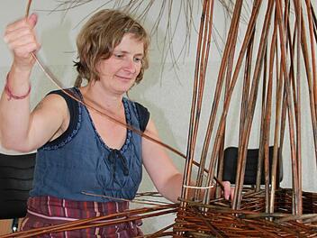 Marion Stanko-Thonfeld ist Schülerin an der Staatlichen Berufsfachschule für Flechtwerkgestaltung, bald im dritten Lehrjahr. In den Sommerferien nutzte sie die Gelegenheit, im Rahmen der Somemrakademie Techniken und Kniffe über das Unterrichtspensum hinaus zu erlernen. Hier arbeitet sie an einem irischen Eselkorb. Fotos: R.Popp