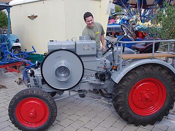 Marco Fleischmann aus Haßlach ist stolz auf seinen Fendt F 18. Foto: Heike Schülein