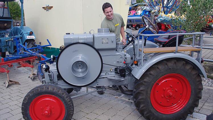 Marco Fleischmann aus Haßlach ist stolz auf seinen Fendt F 18. Foto: Heike Schülein