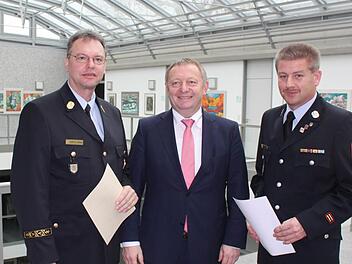 Landrat Thomas Bold bestellte Harald Albert (links) zum örtlichen Einsatzleiter und zum Kontingentführer im Katastrophenfall. Sein Stellvertreter wurde Steffen Kiesel. Fotos: Thomas Mäuser