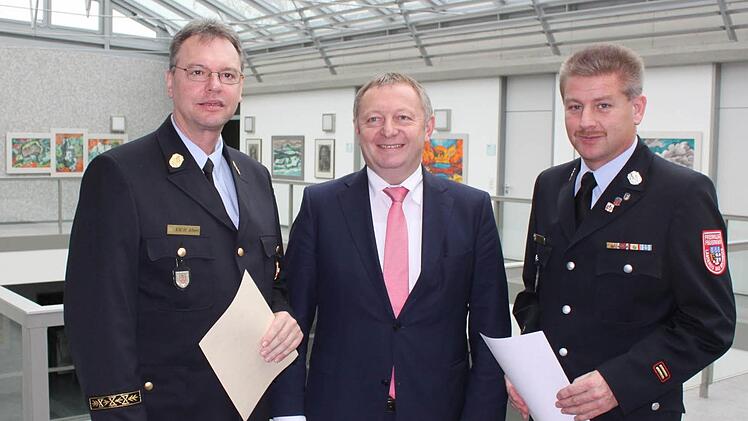 Landrat Thomas Bold bestellte Harald Albert (links) zum örtlichen Einsatzleiter und zum Kontingentführer im Katastrophenfall. Sein Stellvertreter wurde Steffen Kiesel. Fotos: Thomas Mäuser