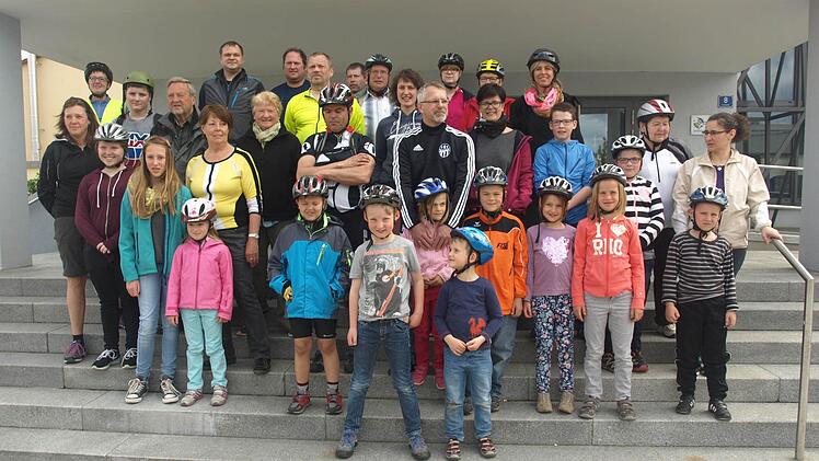 Gruppenfoto der Familientour vor dem Start auf den Stufen zum Rathaus  Foto: Stefan Geiger
