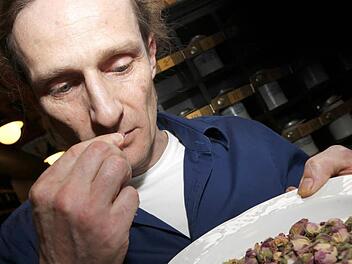Wir riechen, was uns schmeckt: Frank Stübinger hat sich in Kulmbach zum Gewürzsommelier weitergebildet und verbindet fränkische Küche mit exotischen Aromen. Foto: Matthias Hoch