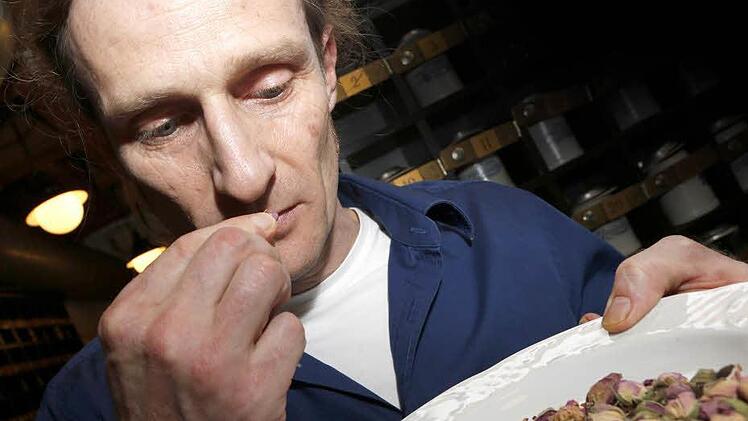 Wir riechen, was uns schmeckt: Frank Stübinger hat sich in Kulmbach zum Gewürzsommelier weitergebildet und verbindet fränkische Küche mit exotischen Aromen. Foto: Matthias Hoch