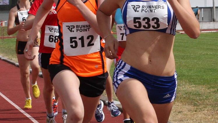 Melanie Winbeck (vorne) vom TSV Bad Kissingen holte den Titel über 800 Meter.