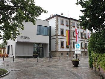 Mit dem Erweiterungsbau am Michelauer Rathaus ging eine Neugestaltung des Umfeldes in der Ortsmitte einher. Fotos: Ramona Popp