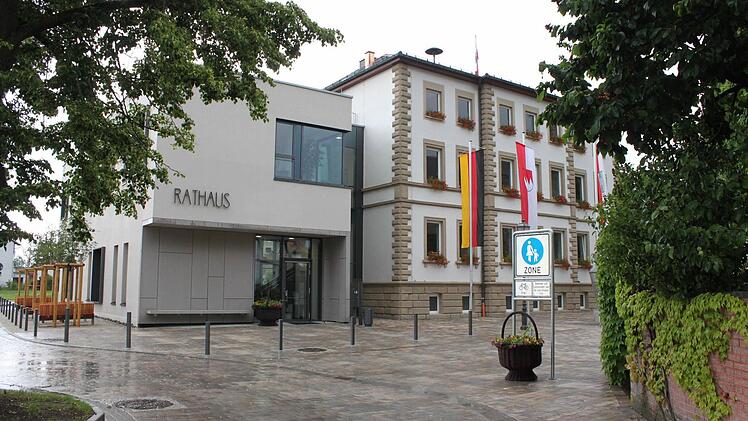 Mit dem Erweiterungsbau am Michelauer Rathaus ging eine Neugestaltung des Umfeldes in der Ortsmitte einher. Fotos: Ramona Popp