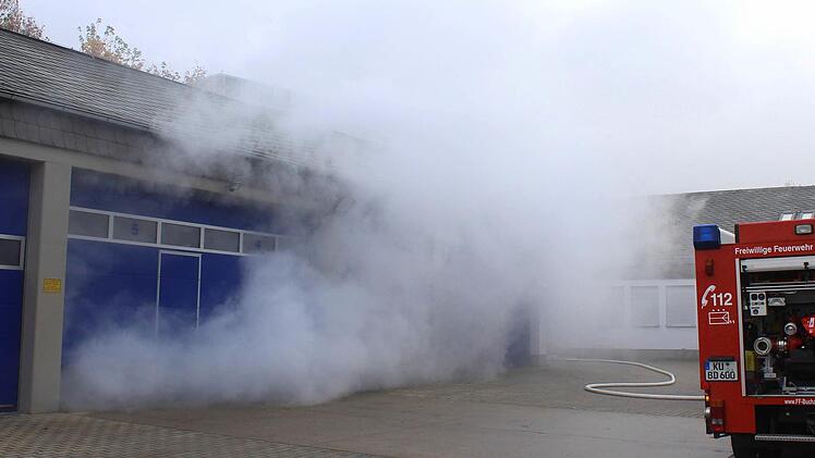 Starke Rauchentwicklung in der Fahrzeughalle des THW  Foto: Jörg Geyer