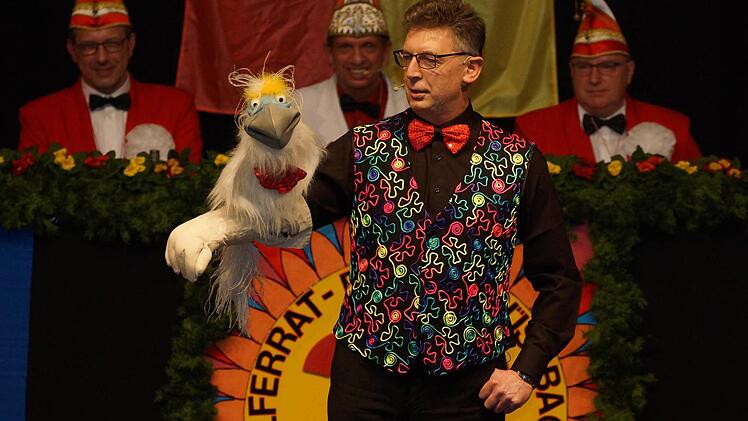 Bauchredner Erwin Motschenbacher mit seinem Vogel Coco Foto: Johannes Michel