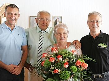 Lorenz und Maria Willert feierten nicht nur ihre goldene Hochzeit, sondern er gleichzeitig seinen 70. Geburtstag. Glückwünsche gab's von Bürgermeister Ludwig Wahl und Drittem Bürgermeister Hans Götz, der nicht nur Amtsträger, sondern auch Cousin ist.  Foto: Hubele