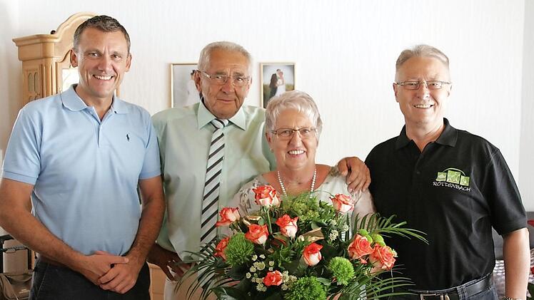 Lorenz und Maria Willert feierten nicht nur ihre goldene Hochzeit, sondern er gleichzeitig seinen 70. Geburtstag. Glückwünsche gab's von Bürgermeister Ludwig Wahl und Drittem Bürgermeister Hans Götz, der nicht nur Amtsträger, sondern auch Cousin ist.  Foto: Hubele