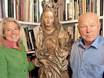 Walter Senger und Fiona Freifrau Loeffelholz von Colberg nehmen eine heilige Barbara (1520) in die Mitte. Foto: Marion Krüger-Hundrup