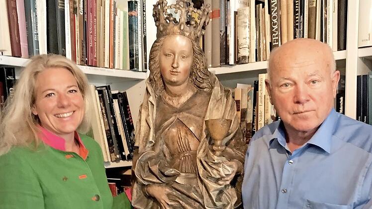 Walter Senger und Fiona Freifrau Loeffelholz von Colberg nehmen eine heilige Barbara (1520) in die Mitte. Foto: Marion Krüger-Hundrup