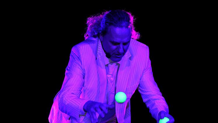 Dirk Denzer bei seiner Jonglage.