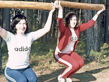 Zwei Schönheiten aus Herzogenaurach testeten den Trimm-dich-Pfad für den Fotografen. Offensichtlich mit viel Spaß.  Fotos: Stadtarchiv Herzogenaurach/Irene Lederer