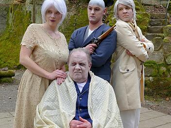 Vater Maximilian von Moor (Werner Eberhardt, vorne) mit Amalia von Edelreich (Melanie Eheim), und seinen Söhnen Franz (Benedikt Lehmann) und Karl (Martin Besold) Dieter Hübner