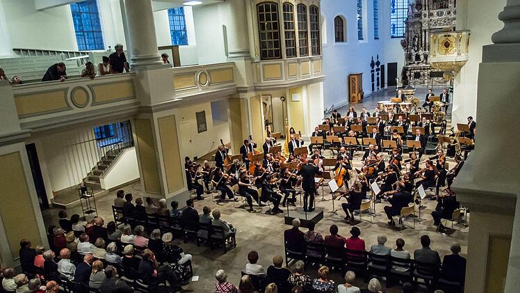 Eine faszinierende Interpretation der "Achten" von Anton Bruckner gelang dem Philharmonischen Orchester des Landestheaters unter Leitung von Roland zum Abschluss der Konzertsaison. Das begeisterte Publikum dankte mit stehenden Ovationen.Foto: Jochen Berger