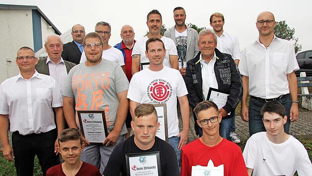 Gleich mehrere Mitglieder standen zur Ehrung bis 50-j&auml;hrige Treue sowie f&uuml;r langj&auml;hrige Funktion&auml;rst&auml;tigkeit an.  Foto: Alexandra Kemnitzer