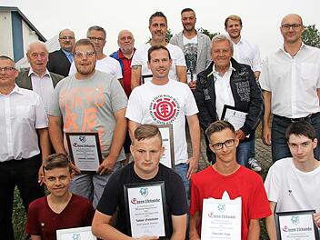 Gleich mehrere Mitglieder standen zur Ehrung bis 50-jährige Treue sowie für langjährige Funktionärstätigkeit an.  Foto: Alexandra Kemnitzer