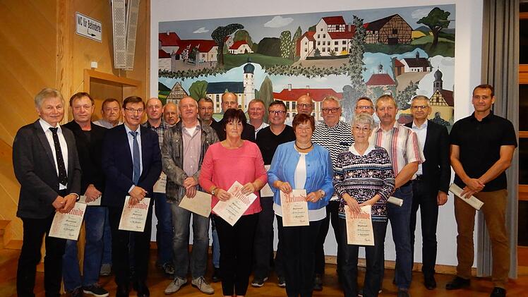Diese Mitglieder sind 40 und 45 Jahre beim FC Rentweinsdorf.Horst Schneider