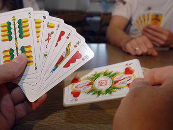 Eine Veganerin hat beim Schafkopf-Spielen ein Spanferkel gewonnen. Danach kam es zum Streit mit den Veranstaltern.