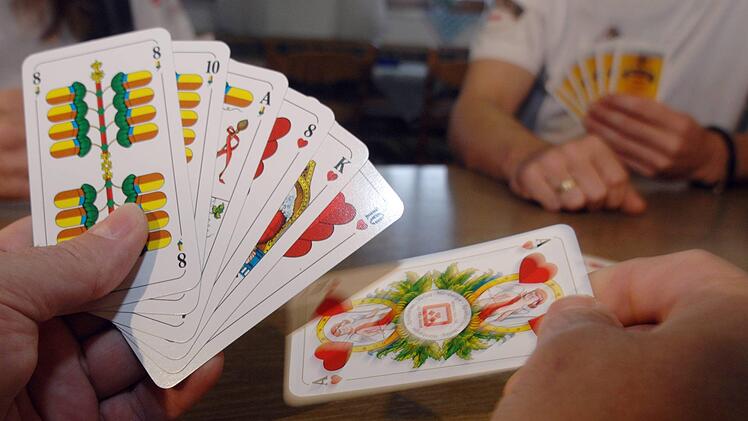 Eine Veganerin hat beim Schafkopf-Spielen ein Spanferkel gewonnen. Danach kam es zum Streit mit den Veranstaltern.