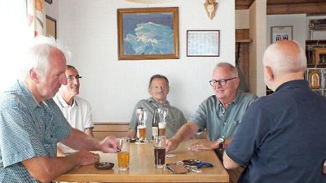 Der langjährige Wirt Hans Gumbrecht (Mitte) kann jetzt Gerhard Welker, Willy Nagel, Ernst Gell und Hans Zapf beim Karteln zusehen. Foto: maw