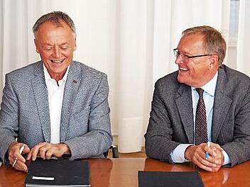 Michael Ullrich, Geschäftsführer des Studentenwerks Würzburg, und OB Andreas Starke bei der Vertragsunterzeichnung Foto: Stadt Bamberg