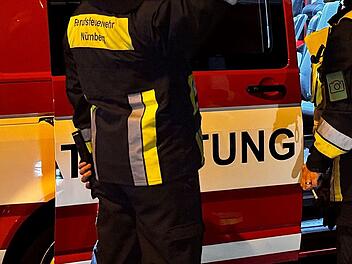 Massiver Brand in N&uuml;rnberg: Feuerwehr muss Kind aus Dachfenster retten