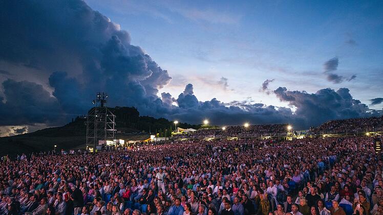 Das Publikum im Teatro del Silenzio bei Volterra lauscht dem Tenor Andrea Bocelli.