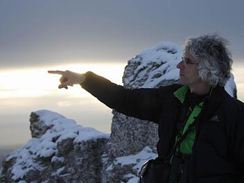 Andreas Niedling, Gebietsbetreuer im Naturschutzgebiet Ehrenbürg, auf dem Gipfel  des Walberla.  Fotos: Nikolas Pelke