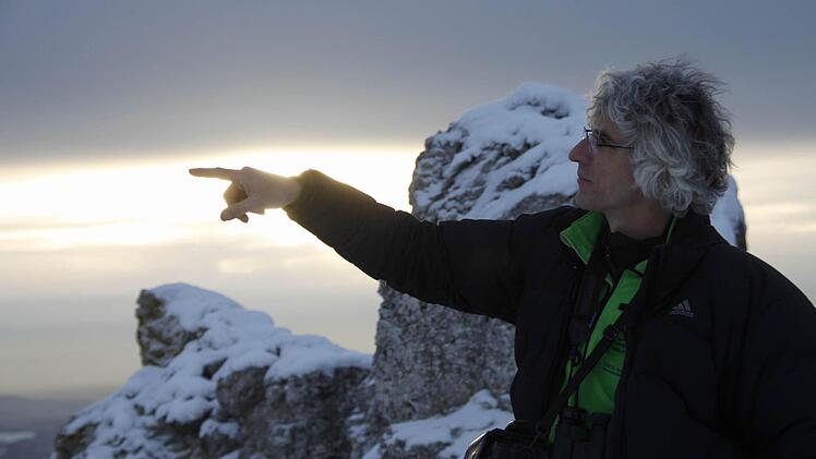 Andreas Niedling, Gebietsbetreuer im Naturschutzgebiet Ehrenbürg, auf dem Gipfel  des Walberla.  Fotos: Nikolas Pelke