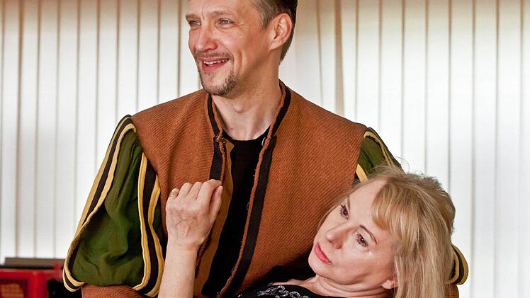 Dirk Mestmacher in einer Probenszen mit Regisassistentin Sylvia Luise Denk.