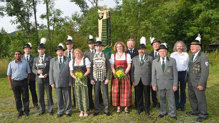 Pokalsieger und Schützenkönig im vergangenen Jahr (mit Gefolge) Foto: Karl-Heinz Hofmann