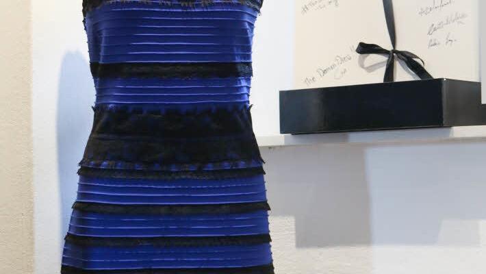 Wer ein Exemplar des viel diskutierten Kleides aus nächster Nähe betrachtet, sieht eindeutig: Es ist blau-schwarz. Rainer Rosenzweig, Chef des Nürnberger Museums "Turm der Sinne", hat es nach seinem Auftritt in der Fernsehsendung Stern TV geschenkt bekommen und stellt es jetzt im Turm aus. Foto: Barbara Herbst