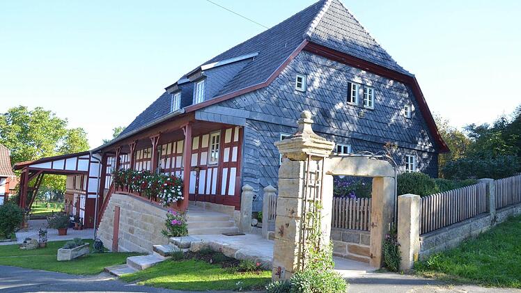 Etwas wirklich Besonderes ist das mit der Eisernen Rose prämierte Anwesen in Rossach. Foto: Rainer Lutz