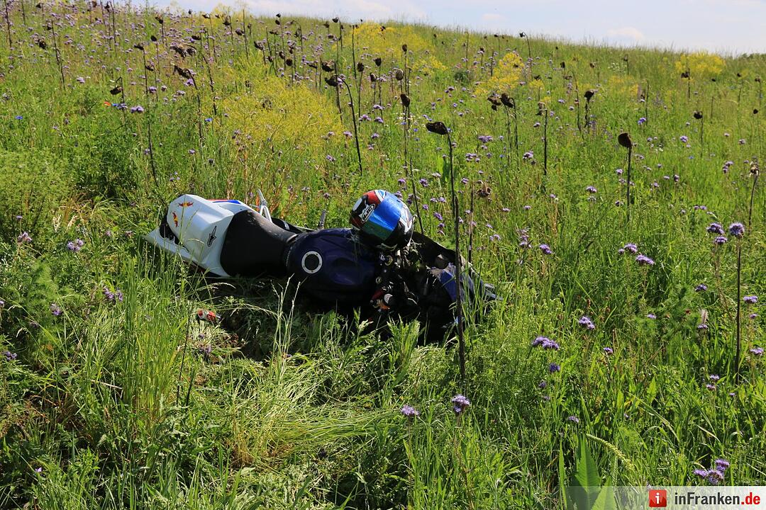 Verfolgungsjagd endet dramatisch - Biker fluechtet vor Polizei und stuerzt schwer