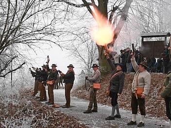 Hand- und Schaftböller, die oft einige Pfund schwer sind, feuerten die Böllerschützen des Schützengaus Schweinfurt in Zeil ab. Fotos: Ronald Rinklef