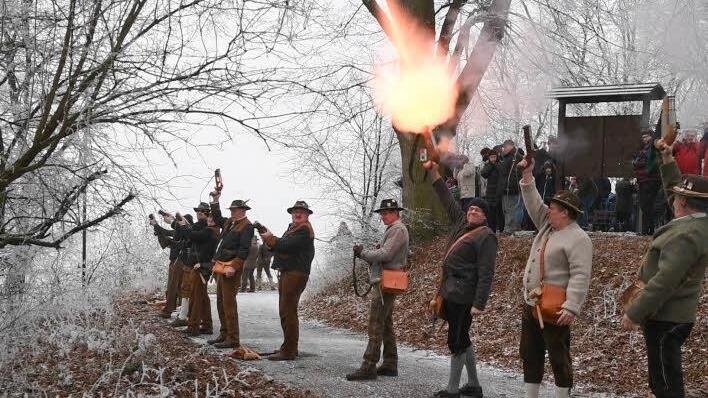 Hand- und Schaftböller, die oft einige Pfund schwer sind, feuerten die Böllerschützen des Schützengaus Schweinfurt in Zeil ab. Fotos: Ronald Rinklef