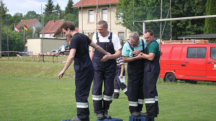 Das Sieger-Team aus Dippach beim Bau der Bierkasten-Brücke.