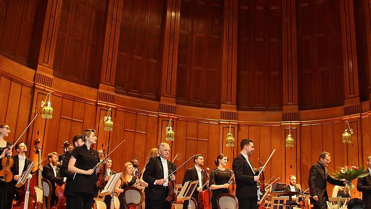 Martin Kerschbaum und die K&K Philharmoniker begeisterten im Max-Littmann-Saal. Foto: Werner Vogel