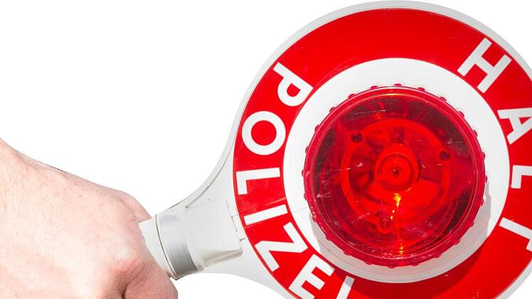 Die Polizei wurde am Samstag zu einem ungew&ouml;hnlichen Fall von Ruhest&ouml;rung gerufen.  "T&auml;ter" war ein Papagei. Symboldbild: dpa