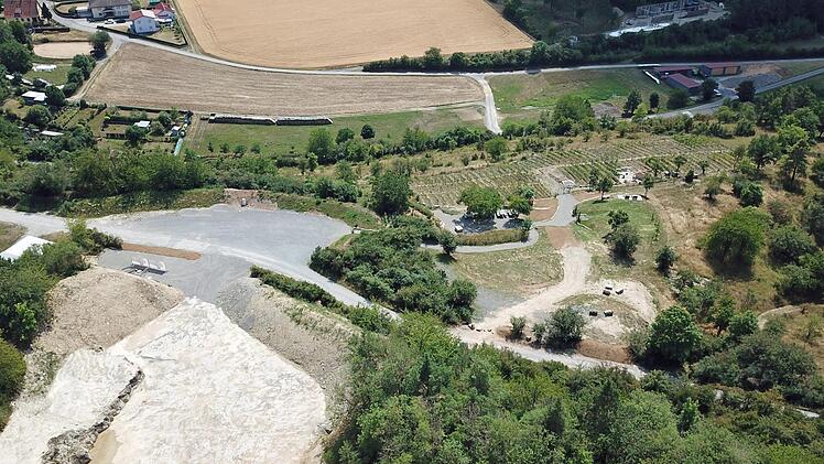 Der Muschelgrund von oben - ein besonderer Ort in der Strahlunger Natur ist komplett eingerahmt von B&auml;umen und Gras.  Foto: Brigitte Chellouche