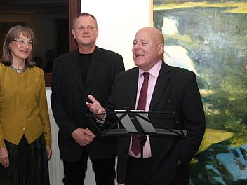 Bei der Eröffnung der Ausstellung von Walter Melcher aus Wolfsberg (Mitte) in Herzogenaurach Fotos: Richard Sänger