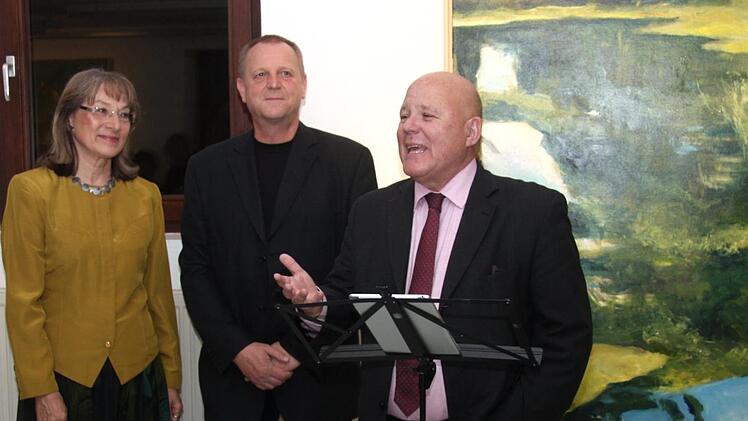 Bei der Eröffnung der Ausstellung von Walter Melcher aus Wolfsberg (Mitte) in Herzogenaurach Fotos: Richard Sänger