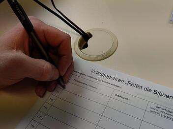 Aus Datenschutzgründen durften wir nur eine leere Liste fotografieren. Rund 400 Unterschriften waren bis zum Nachmittag im Coburger Einwohneramt geleistet worden. Foto: Simone Bastian