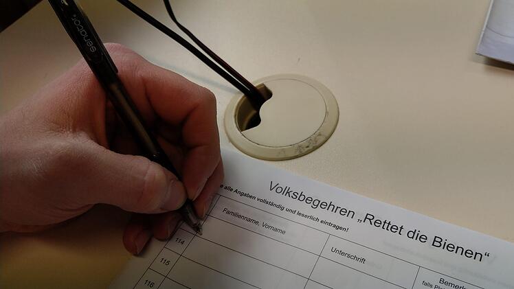 Aus Datenschutzgründen durften wir nur eine leere Liste fotografieren. Rund 400 Unterschriften waren bis zum Nachmittag im Coburger Einwohneramt geleistet worden. Foto: Simone Bastian