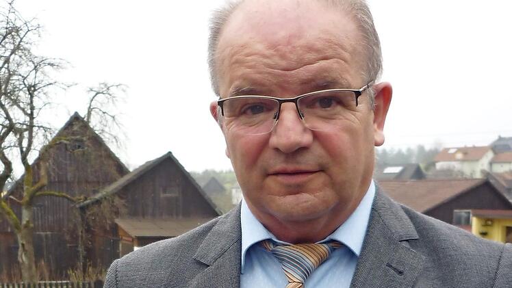 Otto Förtsch erhielt zum Abschied eine Dankurkunde der Erzdiözese Bamberg. Foto: Hans Franz