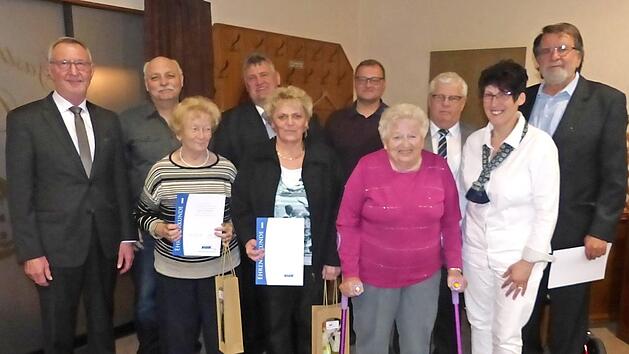 Die Ehrungen f&uuml;r langj&auml;hrige Treue und Engagement im VdK standen im Vordergrund der Hauptversammlung des Ortsverbands Himmelkron-G&ouml;ssenreuth. Im Bild (von links) Kreiskassier Alfred Baumg&auml;rtner, Herbert Ernst, Ursula Hartmann, B&uuml;rgermeister Gerhard Schneider, Susanne Ernst, Florian Herrmann, Elsa Frytkowsky, Vorsitzender Walter Herrmann, Betreuerin Gabi Michel und Dieter Hornfeck.  Foto: Klaus-Peter Wulf