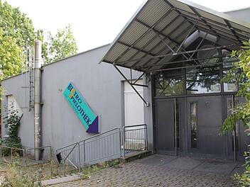 Der Eingang zur ehemaligen Disco ist schon länger geschlossen. Ein Erotik-Shop wird nicht einziehen, dafür soll die Spielhalle aus dem Untergeschoss nach oben verlegt werden.  Foto: Andreas Dorsch